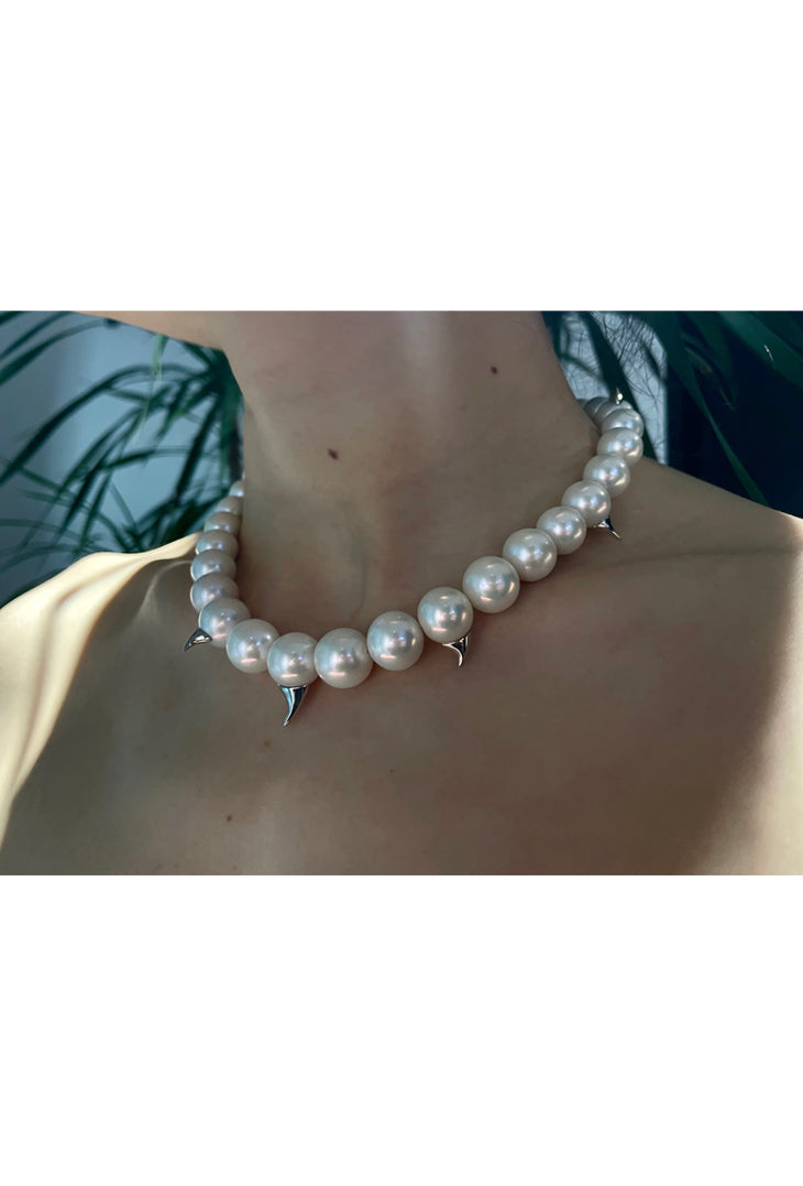 Put this on me, please! Pearl Necklace
