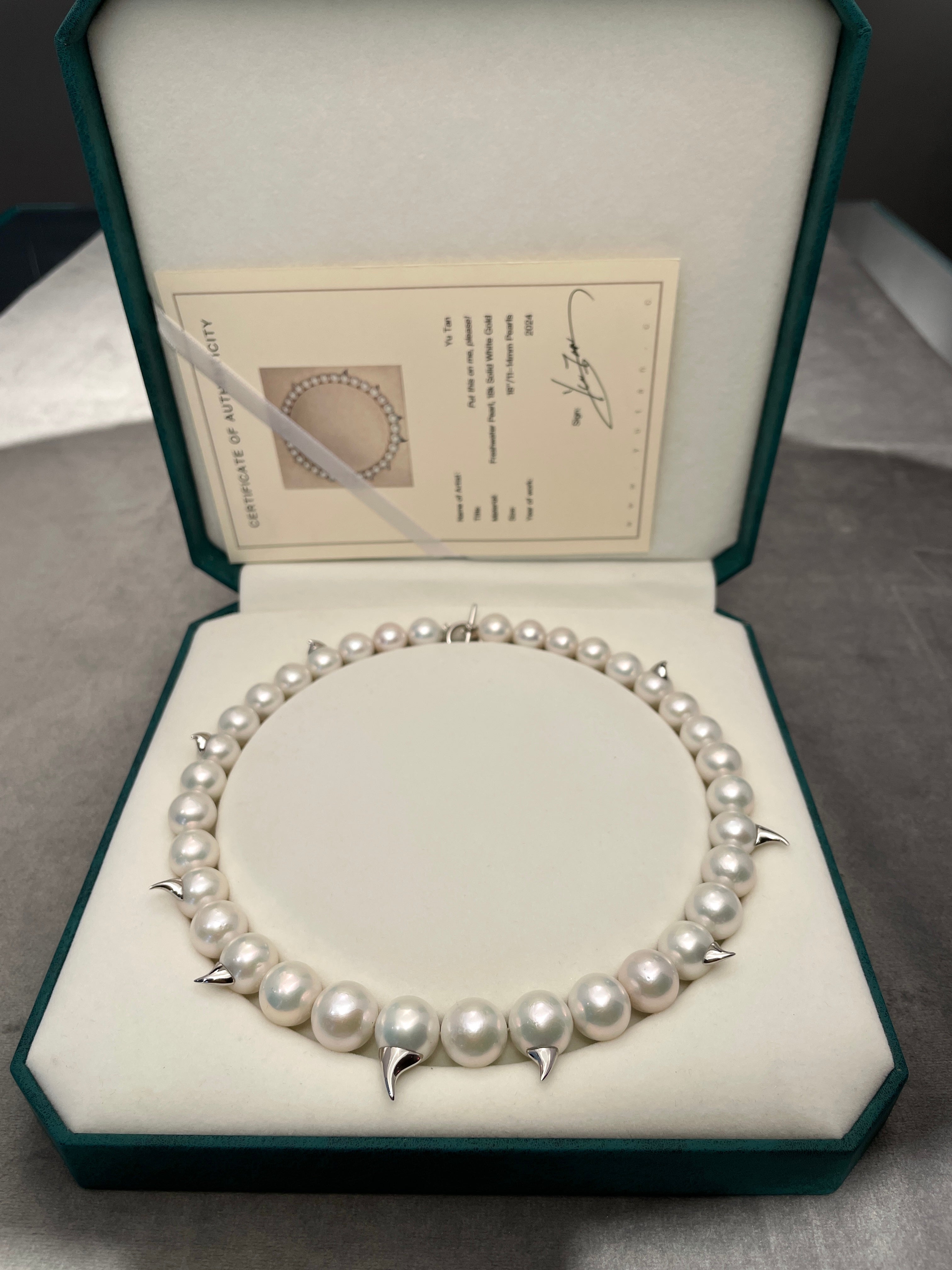 Put this on me, please! Pearl Necklace